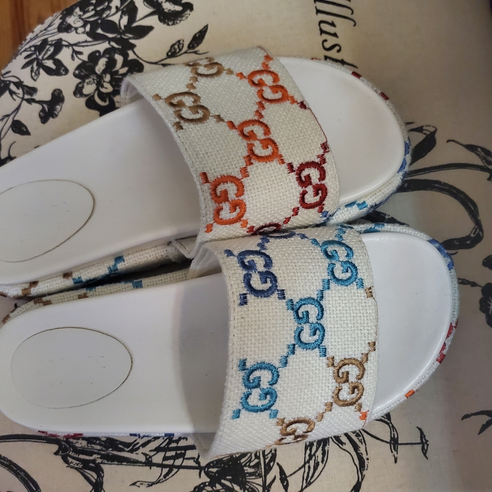 Gucci White Slide Sandals - Picture 3 of 4